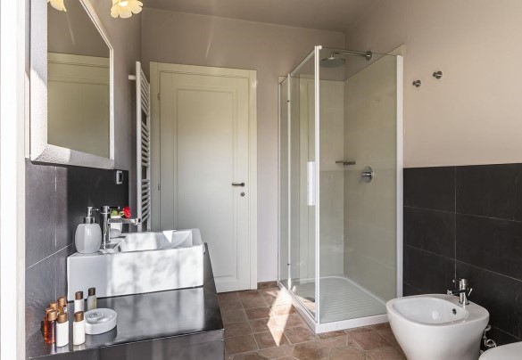 Bathroom nr 1 with shower of Suite 1 on ground floor - Casale dell'Acero Rosso 10