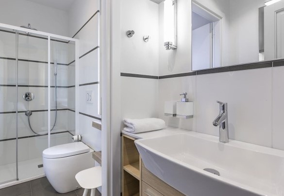 Bathroom nr 5 of Studio 5 with double sized shower - Casale dell'Acero Rosso 10
