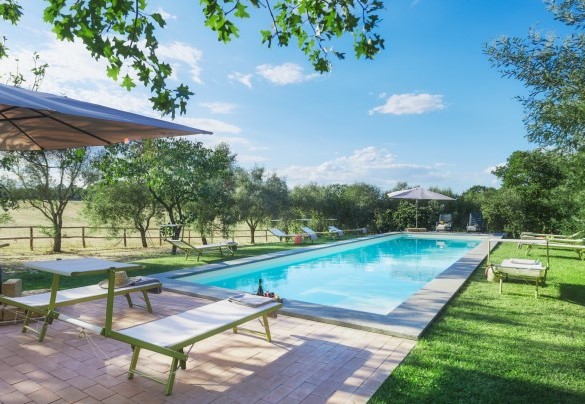 La piscina è depurata a sale, ha il rivestimento interno in pvc beige - Casale dell’Oasi