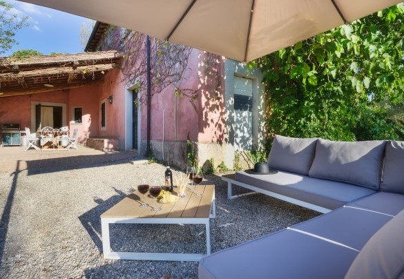 Punto relax e portico collegato alla sala da pranzo - Casale dell’Oasi