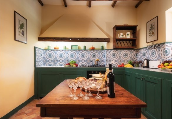 La cucina tra la sala da pranzo e l’ingresso con tavolo da biliardo - Casale dell’Oasi