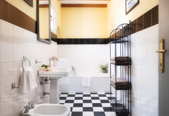 Bagno con vasca n.5 per le camere n.2 e n.5, primo piano - Casale dell’Oasi