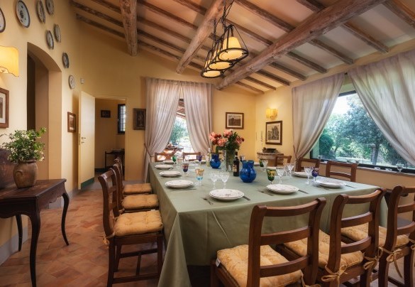 La sala da pranzo accanto alla cucina, con uscita diretta nel portico - Casale dell’Oasi