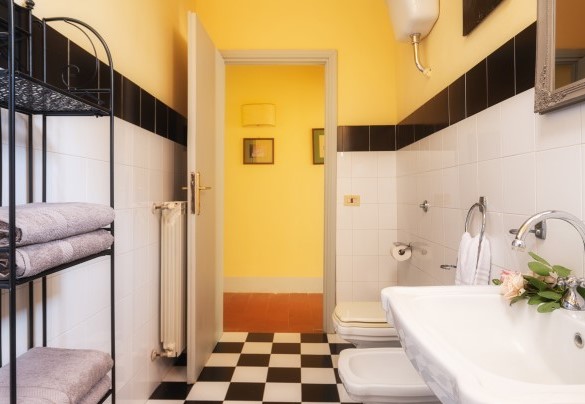 Bagno con vasca n.5 per le camere n.2 e n.5, primo piano - Casale dell’Oasi