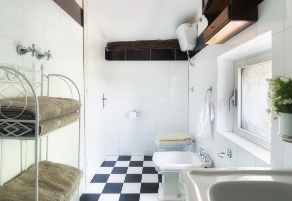 Bagno con vasca idromassaggio n.4 en-suite alla camera n.4, primo piano - Casale dell’Oasi