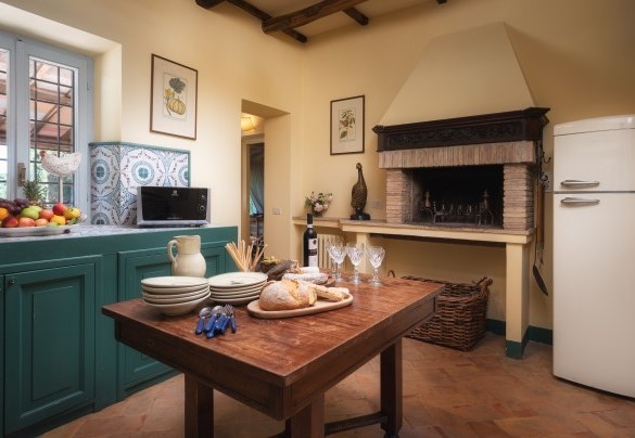 La cucina equipaggiata con termocamino e bbq - Casale dell’Oasi