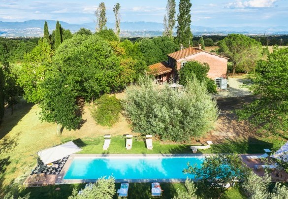 La piscina è situata sullo stesso livello del casale da cui dista 20 metri - Casale dell’Oasi