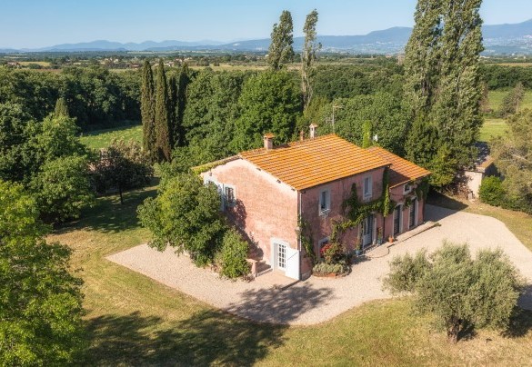 La proprietà si trova all’interno dell'Oasi WWF di Pian Sant'Angelo - Casale dell’Oasi