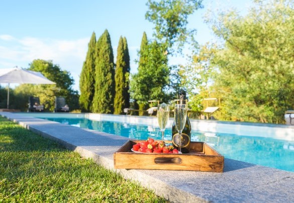 il bordo della piscina è in peperino antiscivolo - Casale dell’Oasi