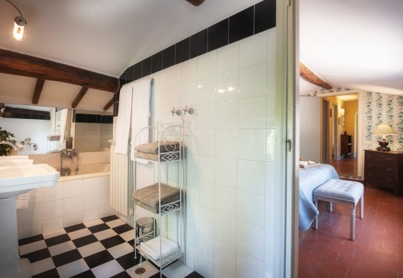 Bagno con vasca idromassaggio n.4 en-suite alla camera n.4, primo piano - Casale dell’Oasi