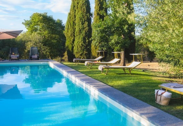 Il solarium in prato misto ospita lettini e ombrelloni - Casale dell’Oasi