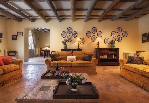 Il salotto tra l’ingresso con tavolo da biliardo e la sala da pranzo - Casale dell’Oasi