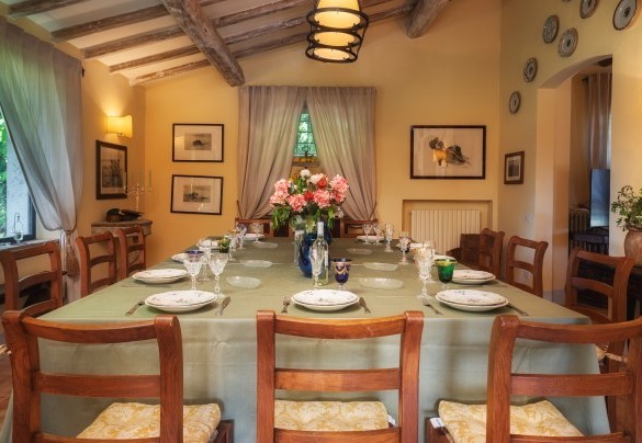 La sala da pranzo accanto al salotto - Casale dell’Oasi