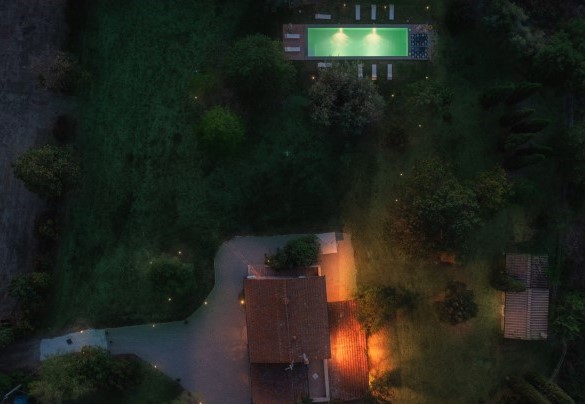 Il parco illuminato da luci soffuse - Casale dell’Oasi