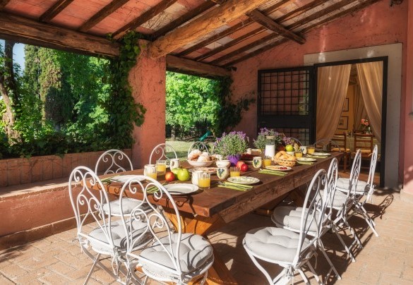 Il portico collegato alla sala da pranzo - Casale dell’Oasi