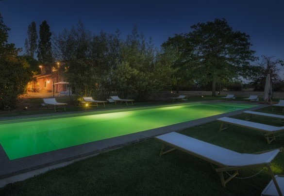 La piscina dispone di quattro gradoni per l’accesso in acqua - Casale dell’Oasi