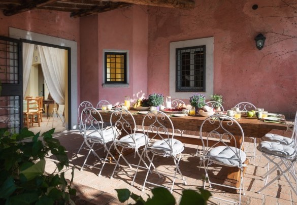 Il portico collegato alla sala da pranzo - Casale dell’Oasi