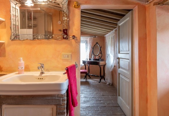 Il bagno en suite con doccia n. 3 - Casale delle Farfalle