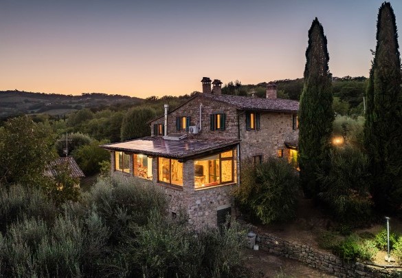 The farmhouse with the illuminated glassed-in veranda - Casale delle Farfalle