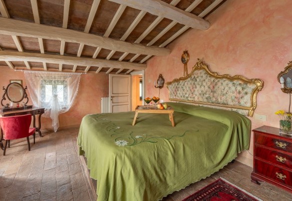 La camera matrimoniale, con letto largo 1,50 m, n. 4 al primo piano - Casale delle Farfalle