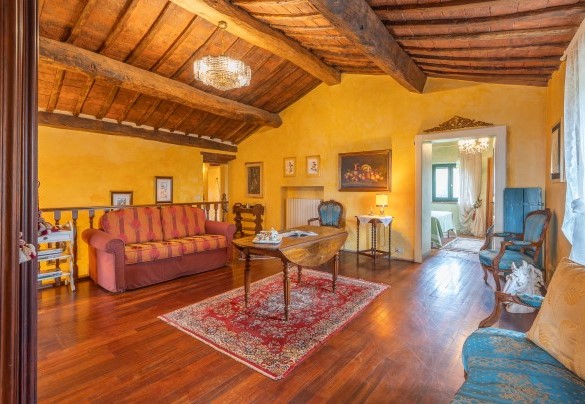 La zona living al primo piano - Casale delle Farfalle