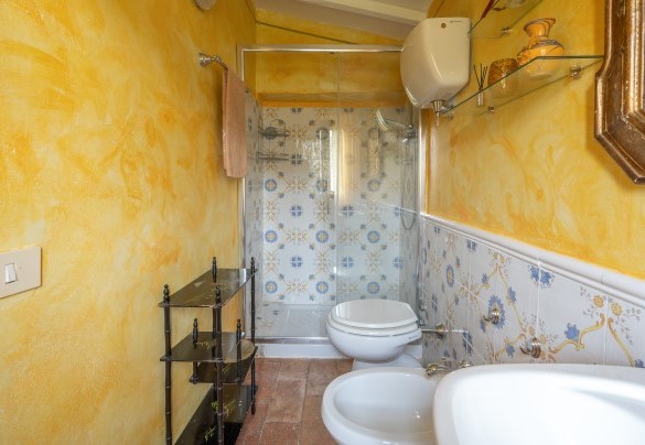 Il bagno en suite con doccia n. 1 - Casale delle Farfalle
