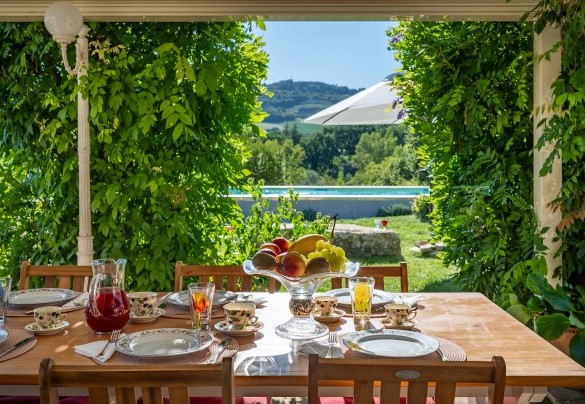 The pergola host a table and chairs for outdoor dining - Casale delle Farfalle   