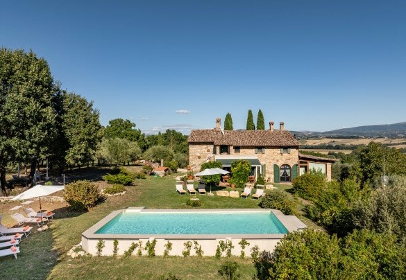The swimming pool and the main house in the background - Casale delle Farfalle