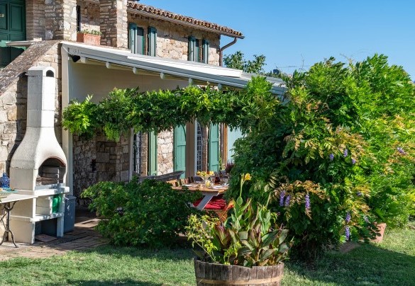  The masonry barbecue next to the pergola - Casale delle Farfalle