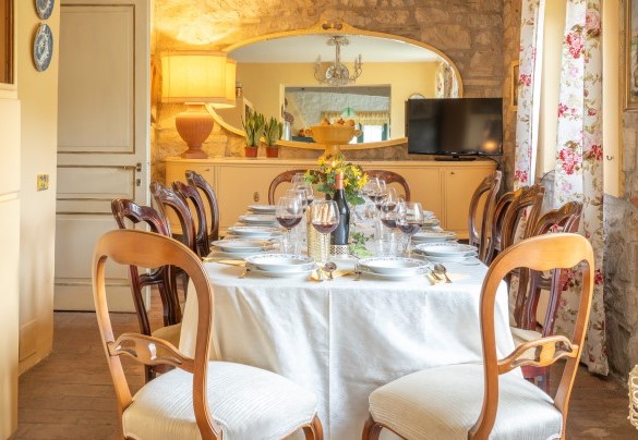 La sala da pranzo open space con la cucina - Casale delle Farfalle