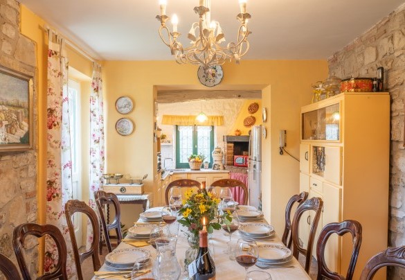 La zona pranzo e cucina - Casale delle Farfalle