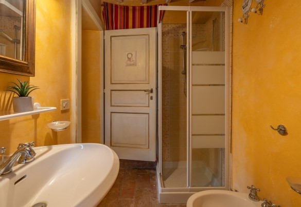 Il bagno con doccia n. 2 al primo piano - Casale delle Farfalle