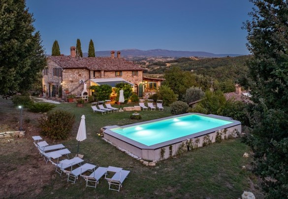 The property illuminated at night - Casale delle Farfalle 