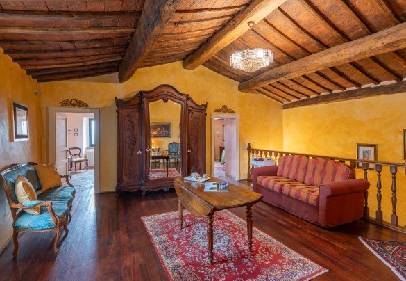 La zona living al primo piano - Casale delle Farfalle