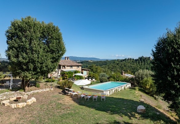  The swimming pool located behind the house - Casale delle Farfalle