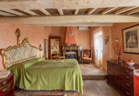 La camera matrimoniale, con letto largo 1,50 m, n. 4 al primo piano - Casale delle Farfalle