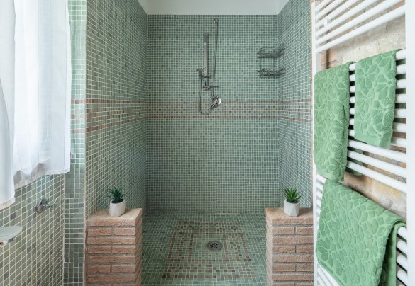The en suite bathroom with shower n. 5 in the annex - Casale delle Farfalle