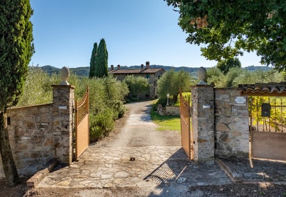  The entrance gate - Casale delle Farfalle