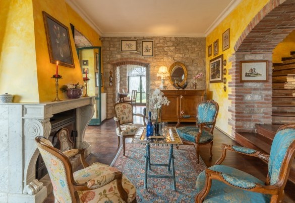 La zona living con caminetto ornamentale - Casale delle Farfalle