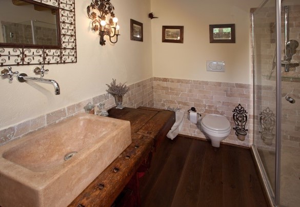 Bathroom with shower n.1 en-suite at the bedroom n.1 - Casale delle Lavande 