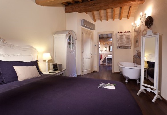 Double bedroom with tub n.2 at the first floor with bathroom en-suite with shower n.2 - Casale delle Lavande 