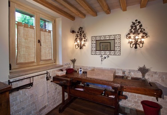 Bathroom with shower n.1 en-suite at the bedroom n.1 - Casale delle Lavande 