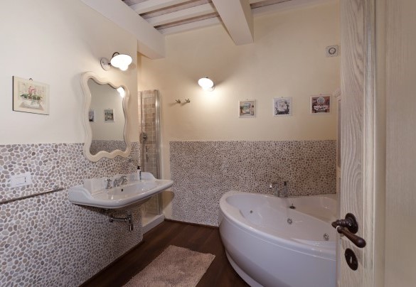 Bathroom with hydromassage tub and shower n. 4 en-suite at the bedroom n. 4- Casale delle Lavande 