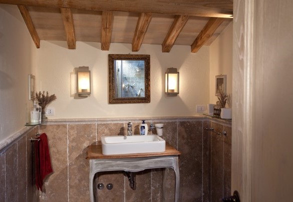 Bathroom with shower n.2 en-suite at the bedroom n.2 - Casale delle Lavande 