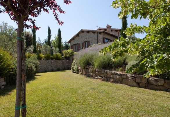 Attorno al casale si estende un parco parzialmente recintato di 8000mq – Casale delle Lavande 