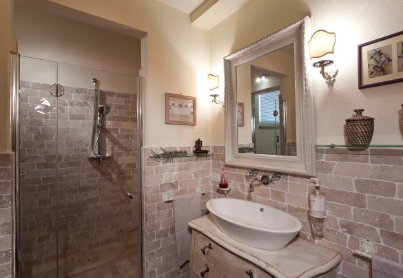 Bathroom with shower n.3 en-suite at the bedroom n.3 - Casale delle Lavande 