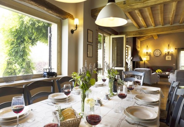 The dining area with the table set - Casale delle Lavande