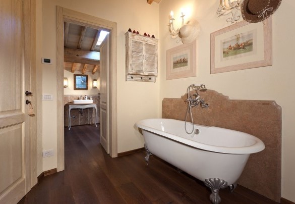 Tub inside bedroom n.2 - Casale delle Lavande 