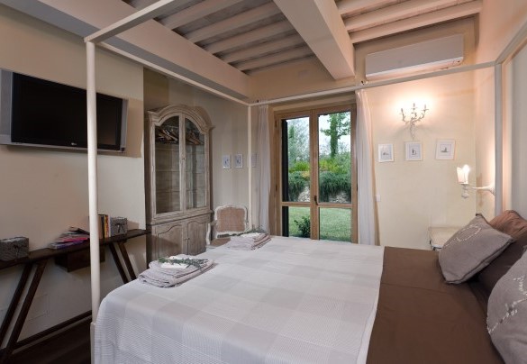 Double bedroom n.3 at the basement with bathroom en-suite n.3 - Casale delle Lavande 