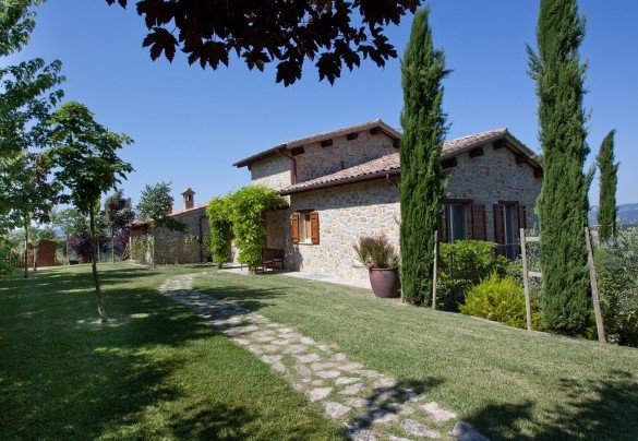 Il sentiero nel prato che dal parcheggio conduce alla casa  – Casale delle Lavande